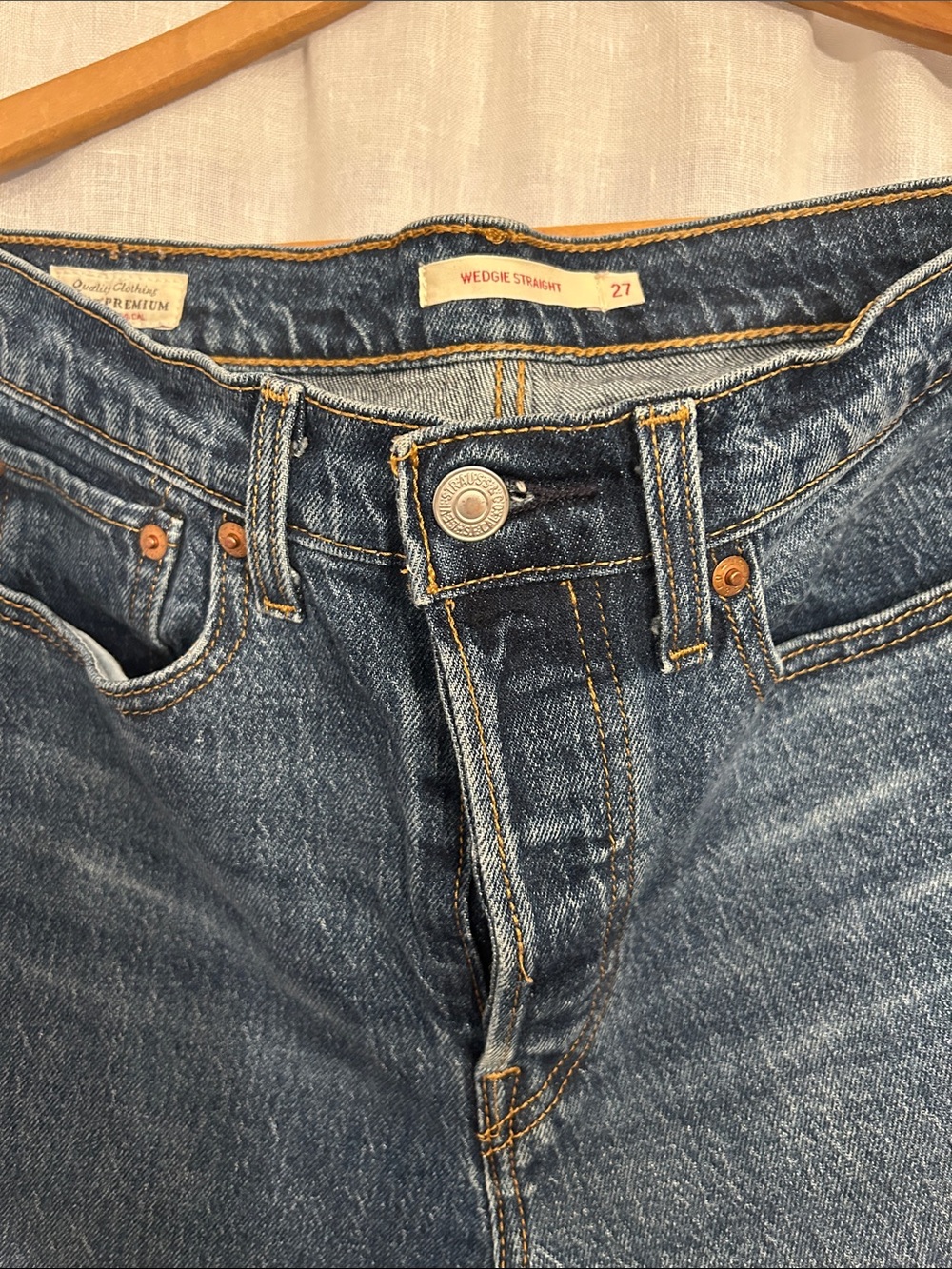 Levi's Wedgie Straight Leg Women's Jeans in Dark Blue Denim - Picture 3 of 4